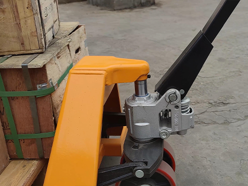 How to use a pallet truck？